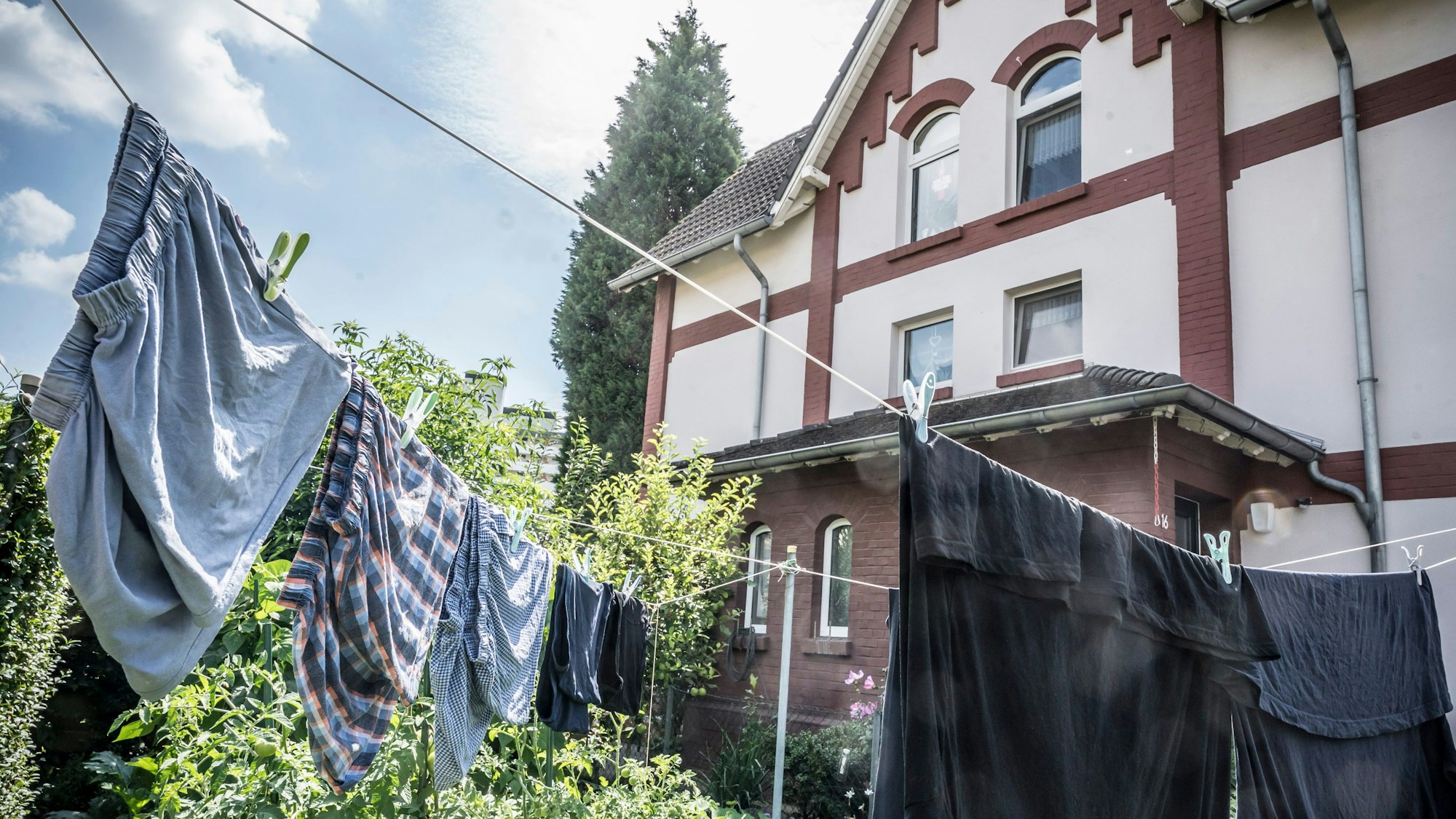 Wäsche kann man auch draußen trocknen: Eine Wäscheleine in der Kolonie II.