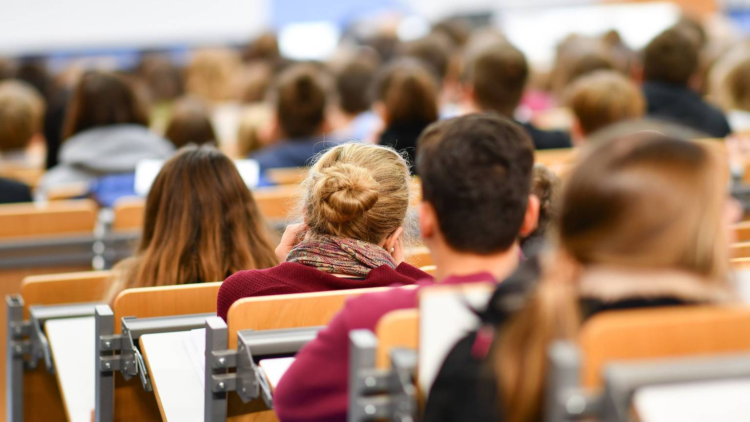 Studierende sitzen in einem Hörsaal.