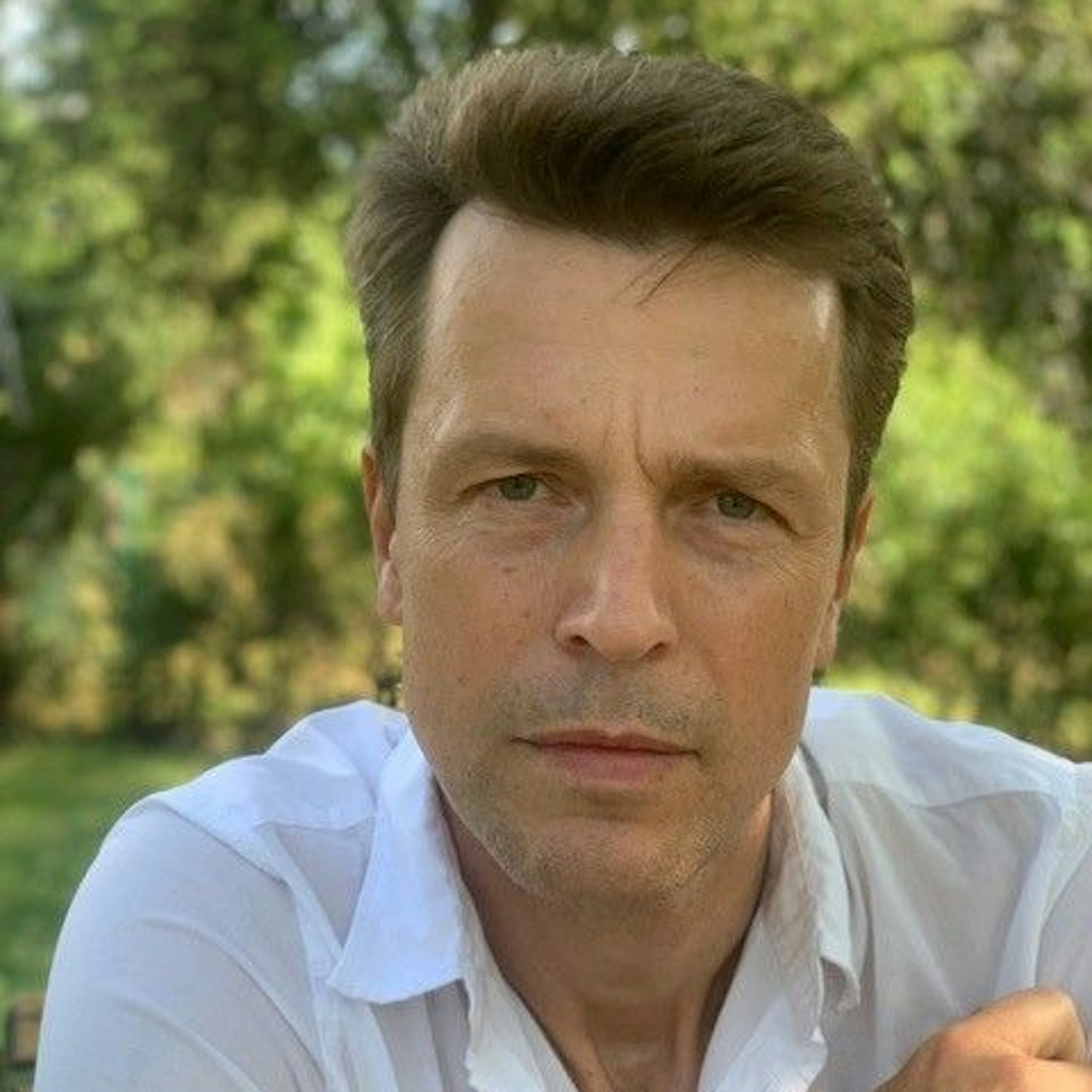 Der Mann Sebastian Walch schaut in die Kamera.