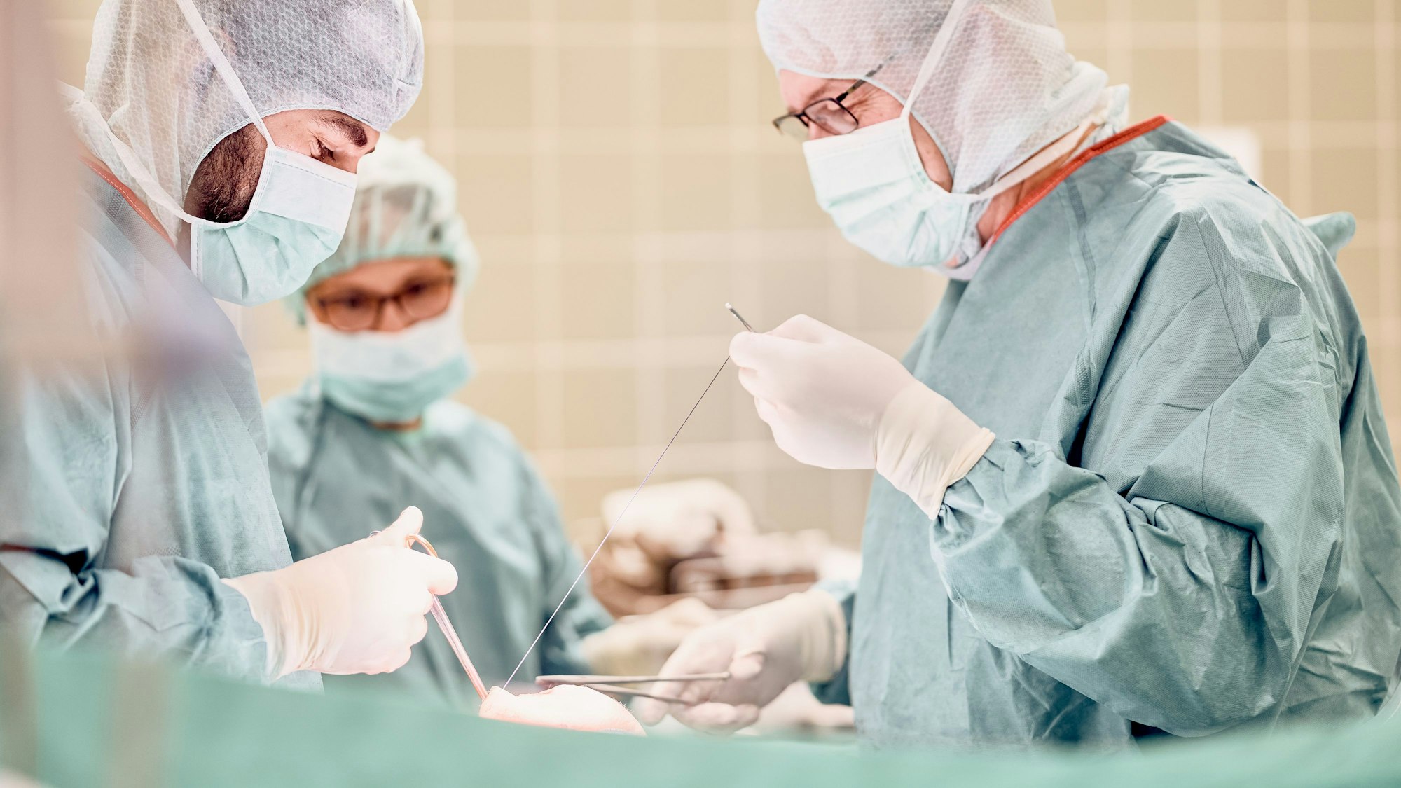 Das Sankt Franziskus Krankenhaus in Eitorf bietet auch orthopädische Operationen. Chefarzt Dr. Jörg-Uwe Schulz (r.) bei einem Eingriff mit zusammen mit Oberarzt Theodorus Zafeiris (l.).