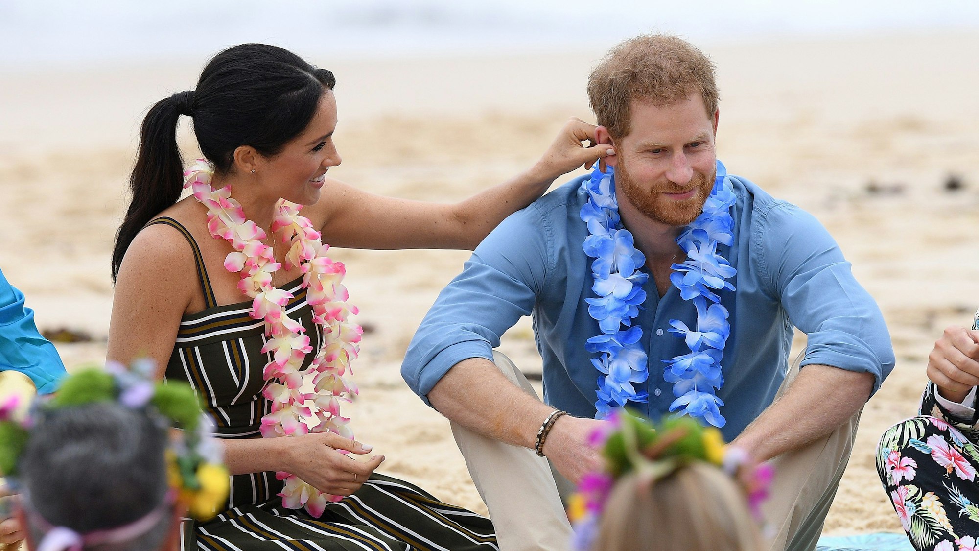 Herzogin Meghan und Prinz Harry am Strand von Bondi, Australien.