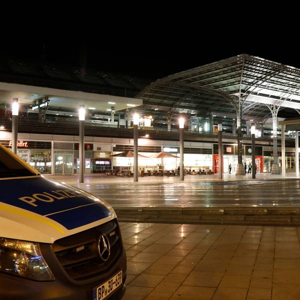 Ein Polizeiwagen steht vor dem Breslauer Platz am Hauptbahnhof.