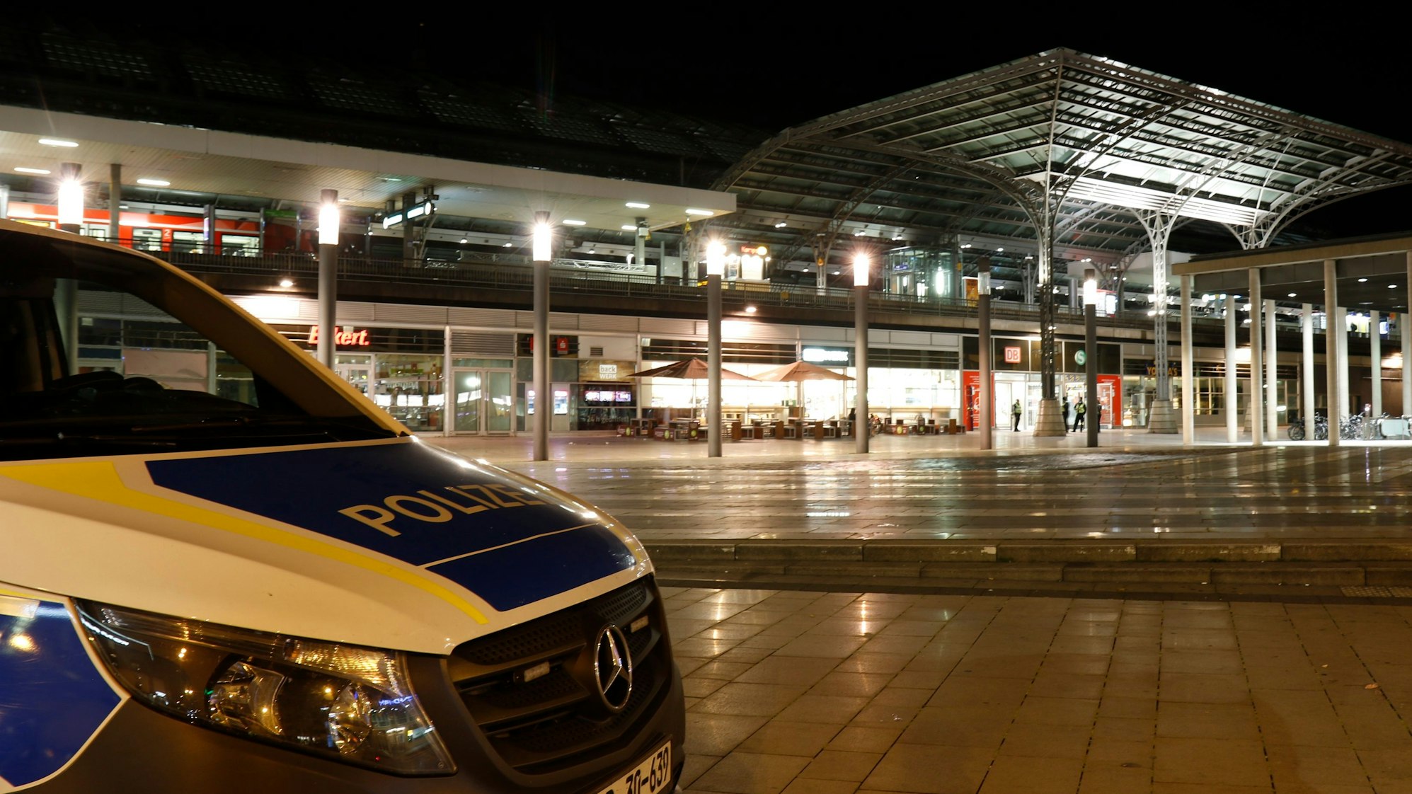 Ein Polizeiwagen steht vor dem Breslauer Platz am Hauptbahnhof.