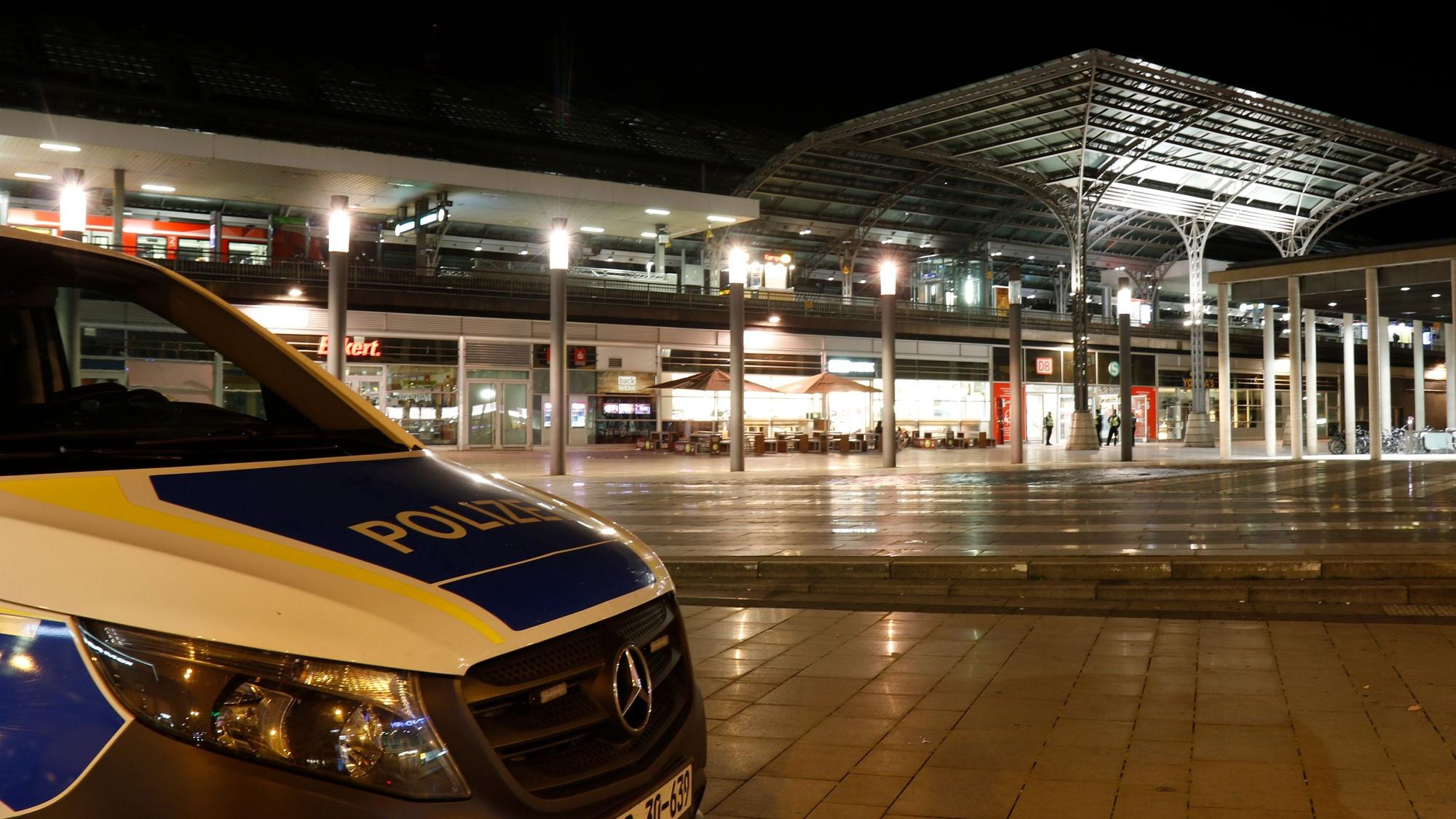 Ein Polizeiwagen steht vor dem Breslauer Platz am Hauptbahnhof.