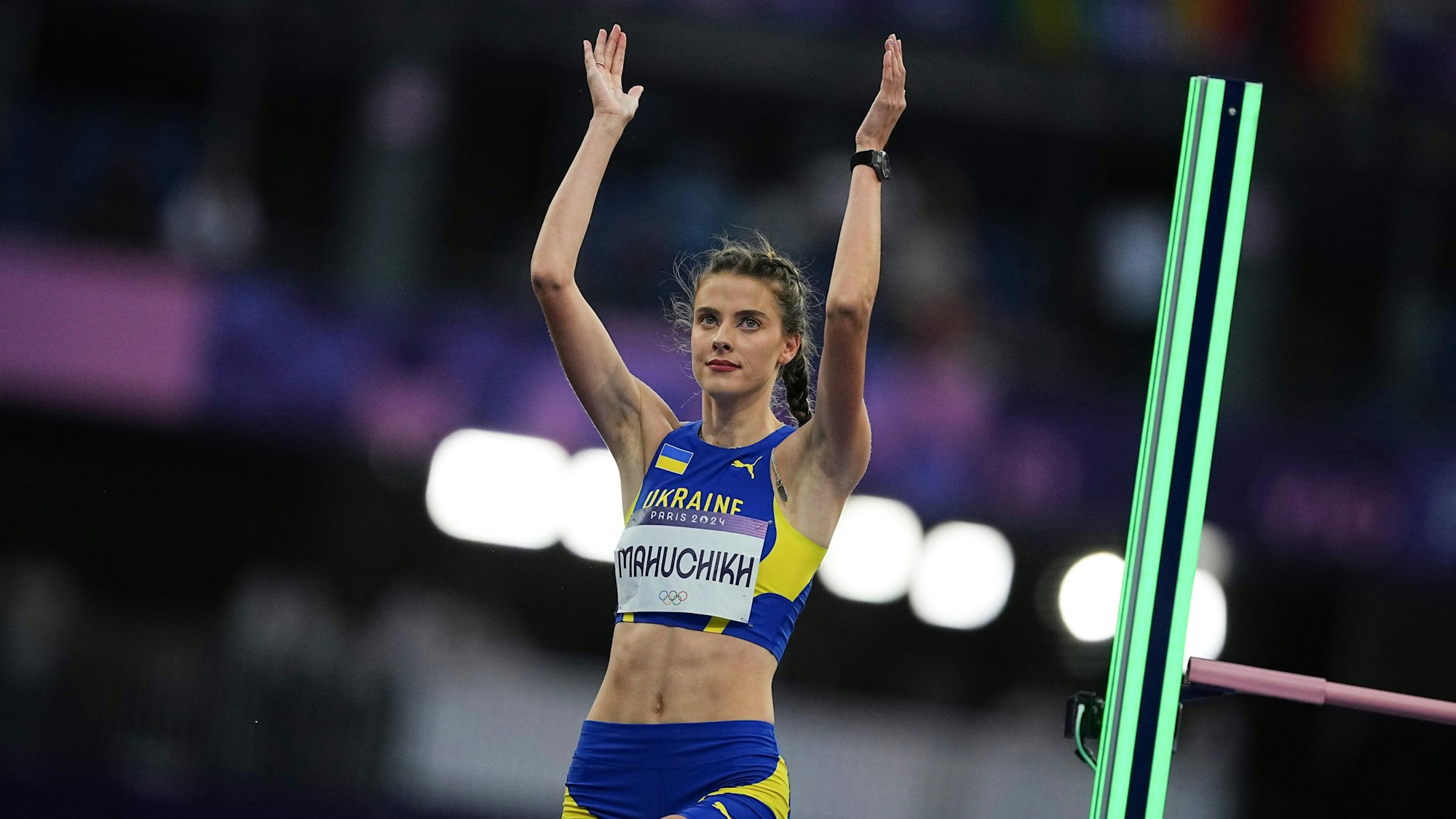 Jaroslawa Mahutschich aus der Ukraine applaudiert im Stadion.