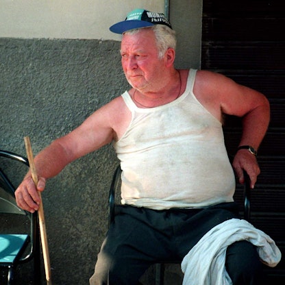 Der Bauer Pietro Pacciani sitzt in einem Stuhl.