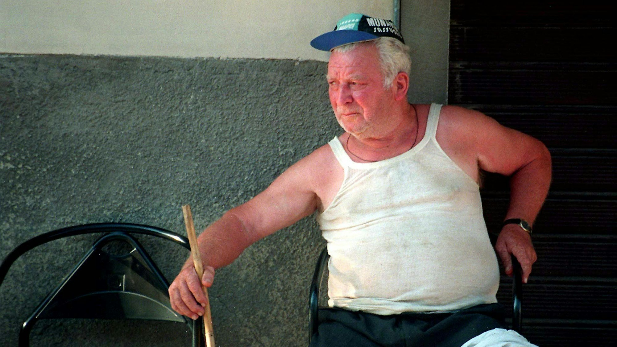 Der Bauer Pietro Pacciani sitzt in einem Stuhl.