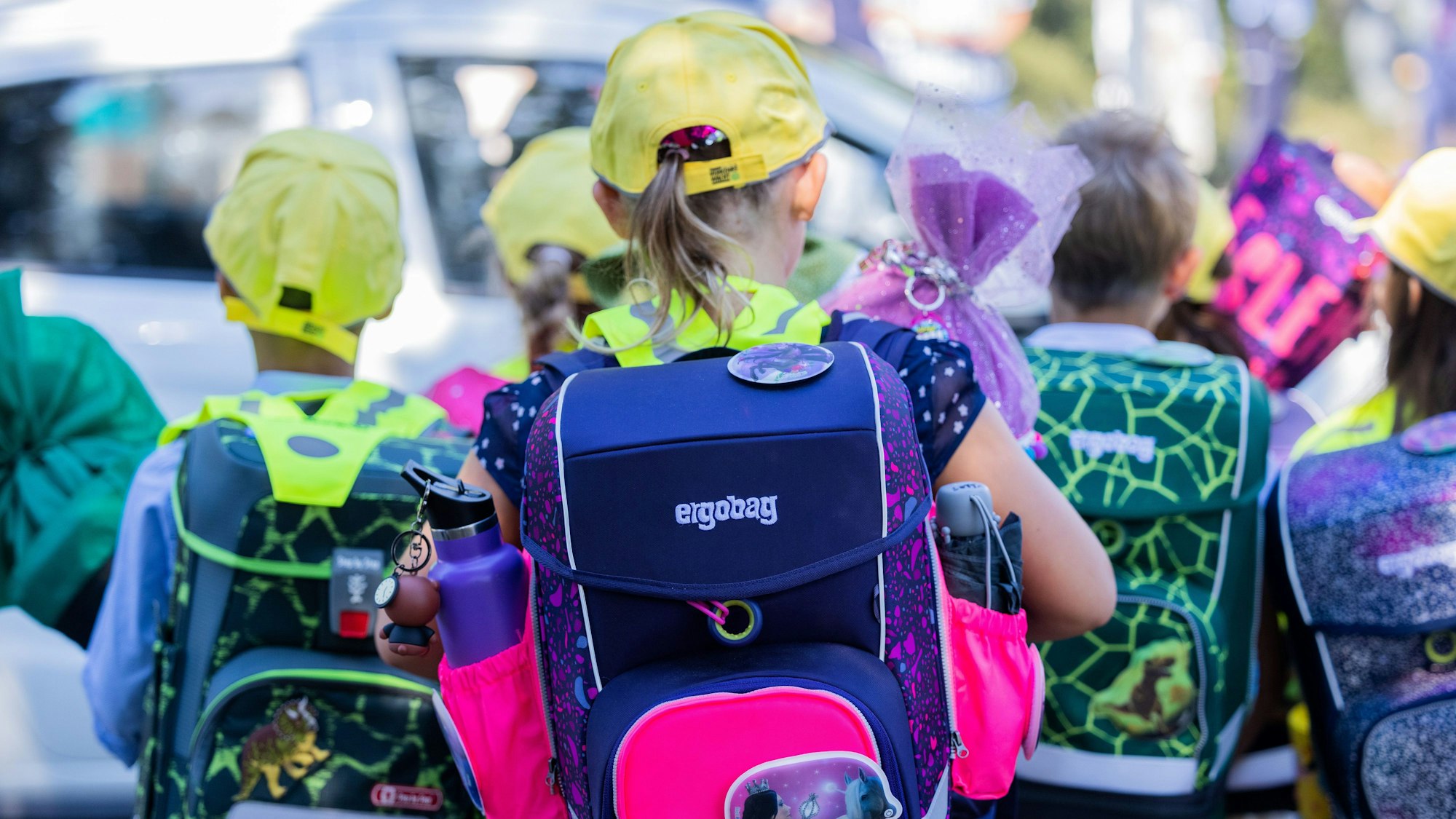 Erstklässler mit Ranzen und Schultüte