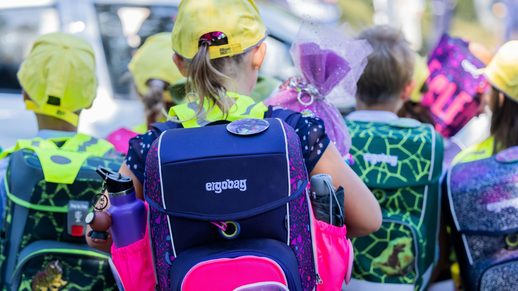Eltern sollten in Oberberg die restliche Ferienzeit nutzen, um mit den künftigen i-Dötzen den sicheren Weg zur Schule einzuüben. Unser Foto zeigt eine Gruppe von Kindern.