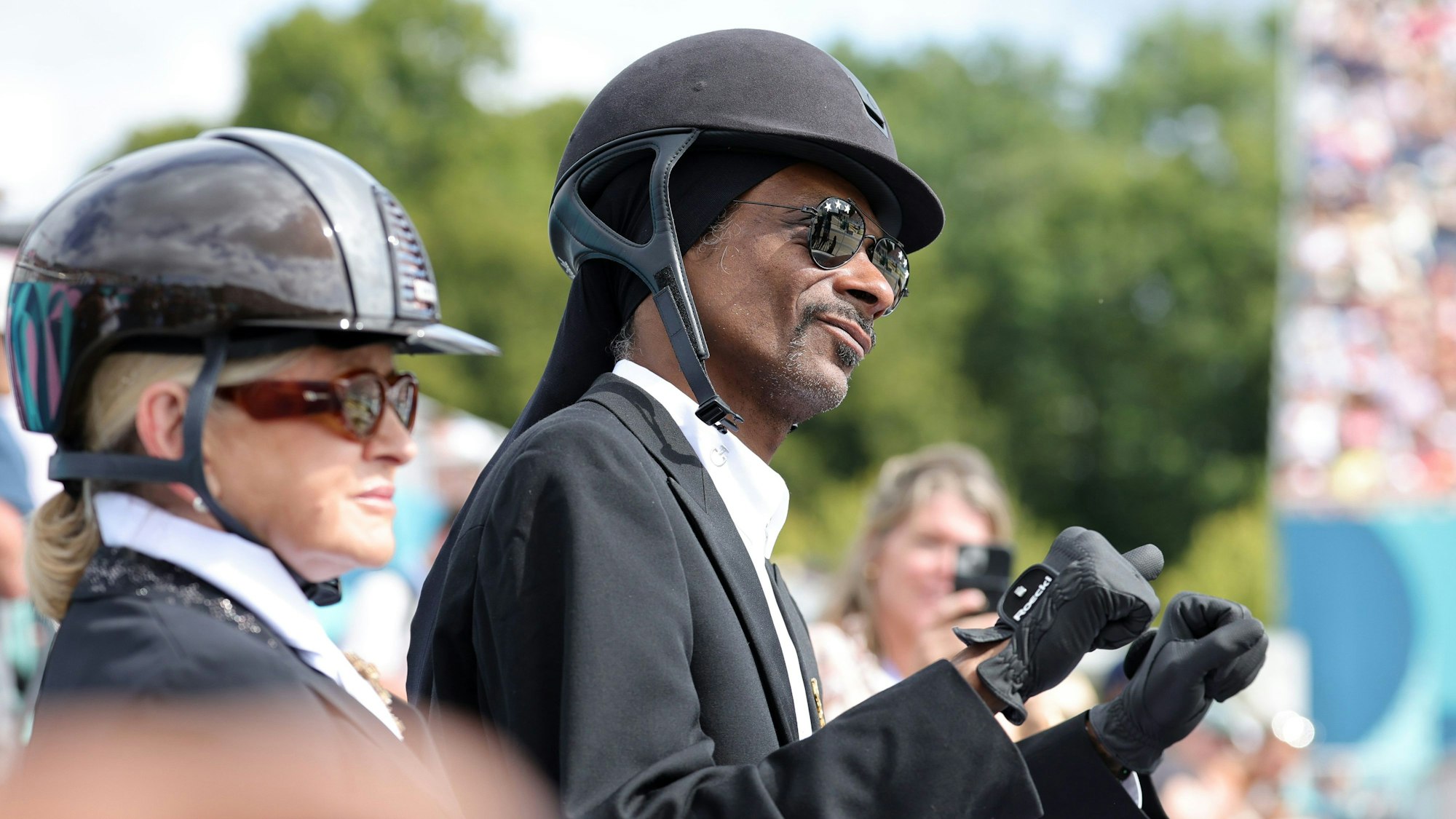 Snoop Dogg komplett in Reitausrüstung bei der Dressur.