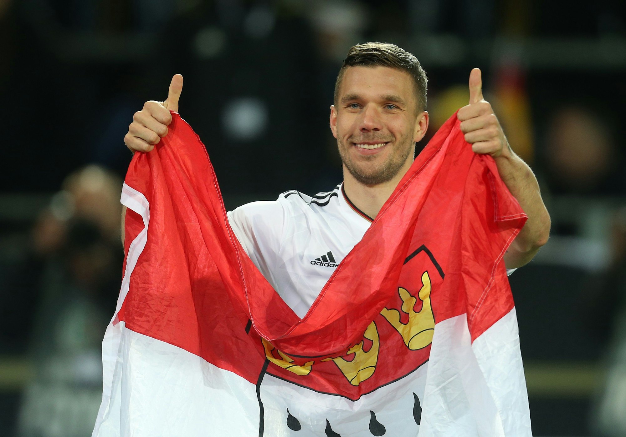 Verabschiedete sich von der Nationalmannschaft mit einem Traumtor gegen England und einer Köln-Fahne: Lukas Podolski