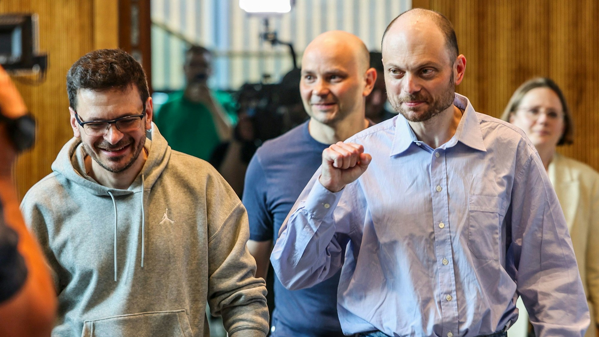 Ilja Jaschin (l.), Andrej Piwowarow (M.) und Wladimir Kara-Mursa kommen zur Pressekonferenz der Stiftung gegen Korruption, die von Kremlkritiker Nawalny gegründet wurde.