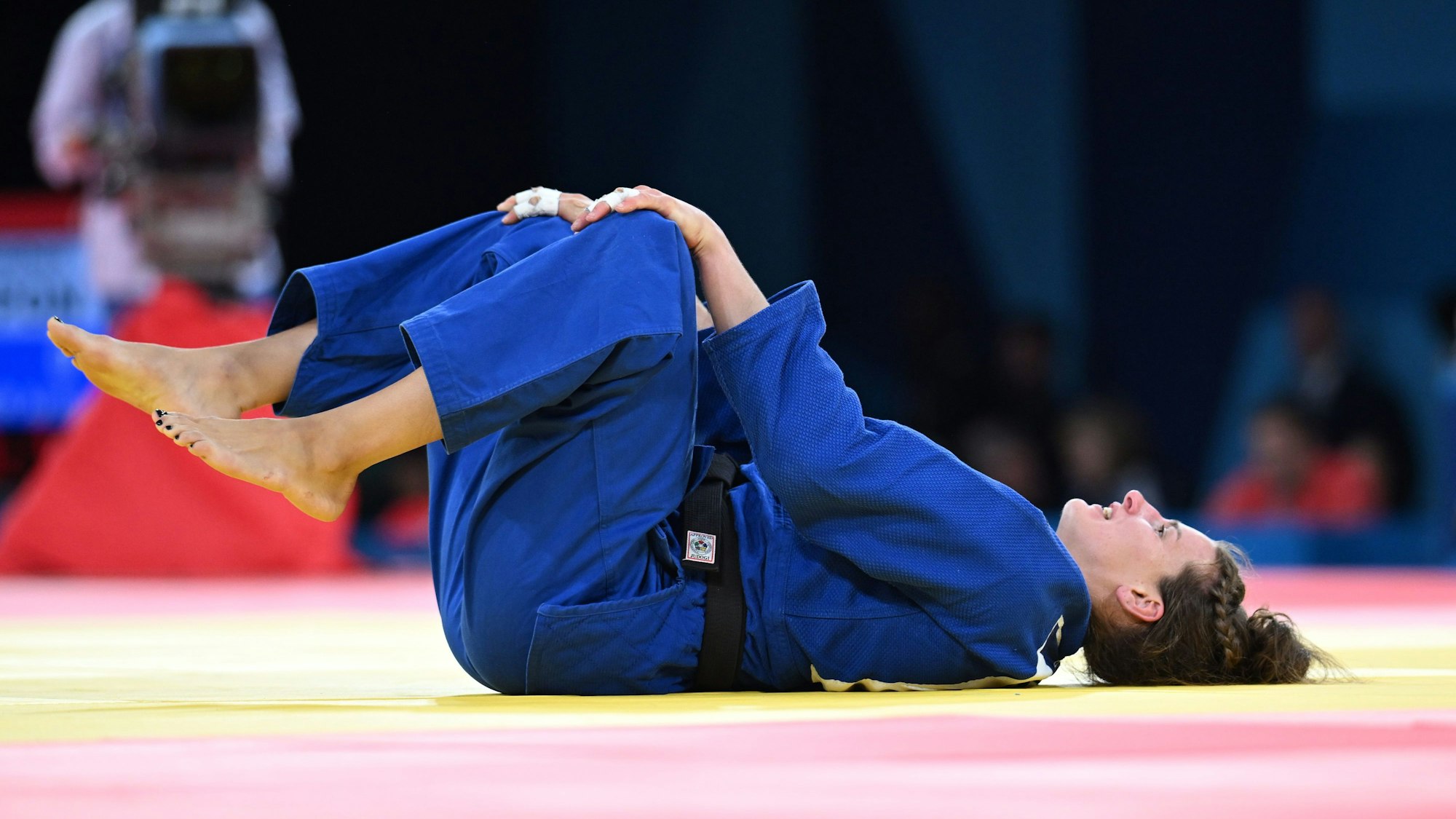 Nach der Niederlage liegt Anna-Maria Wagner enttäuscht auf der Judomatte in der Judohalle von Paris.