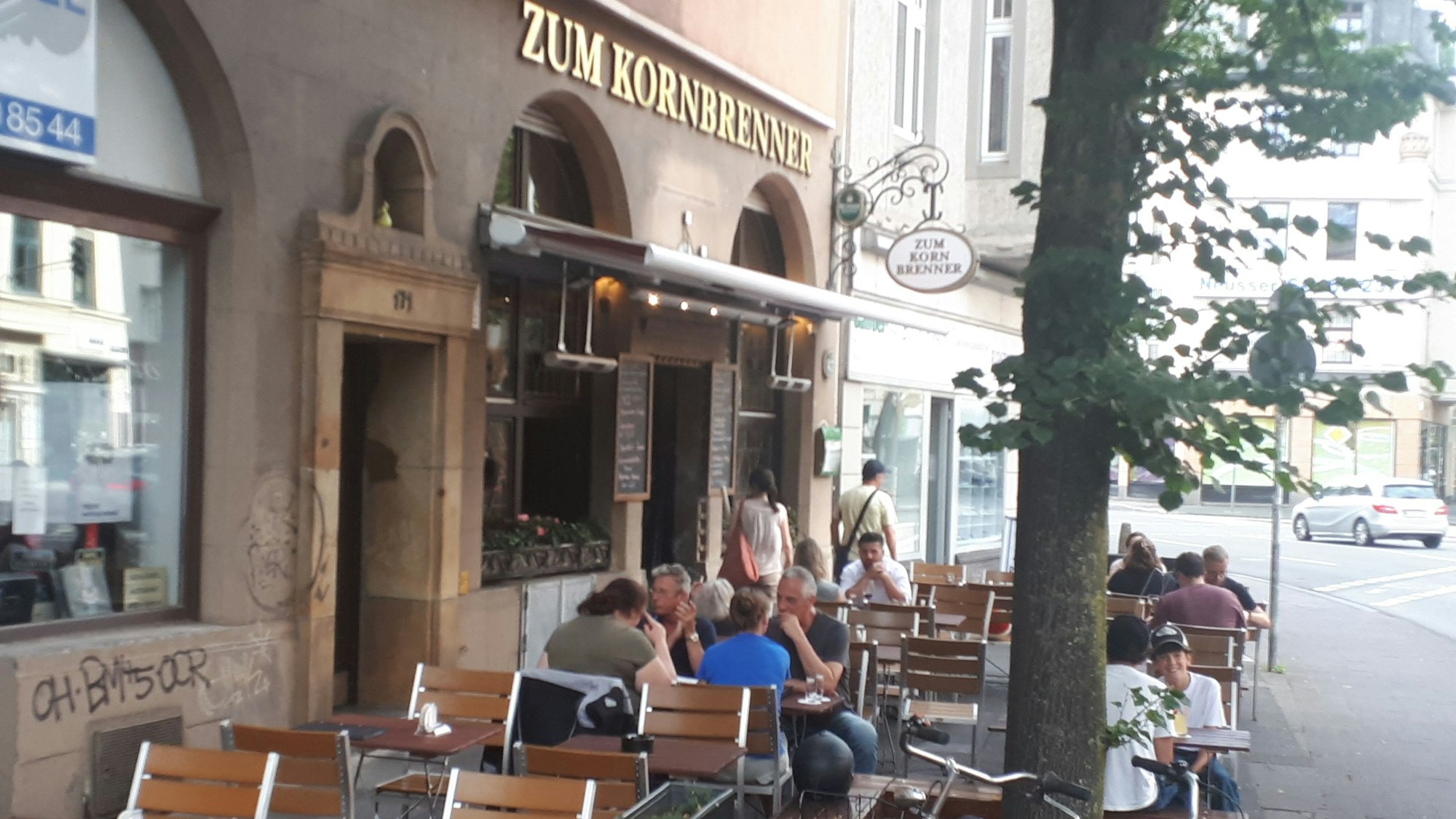 Deutlich erweitert: Die Nippeser Traditionsgaststätte „Zum Kornbrenner“ hat nun insgesamt 40 Terrassenplätze.