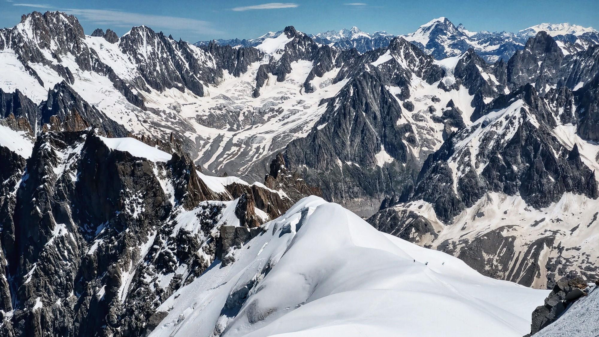 Kletterer auf dem Weg zum Mont Blanc an der französisch-italienischen Grenze