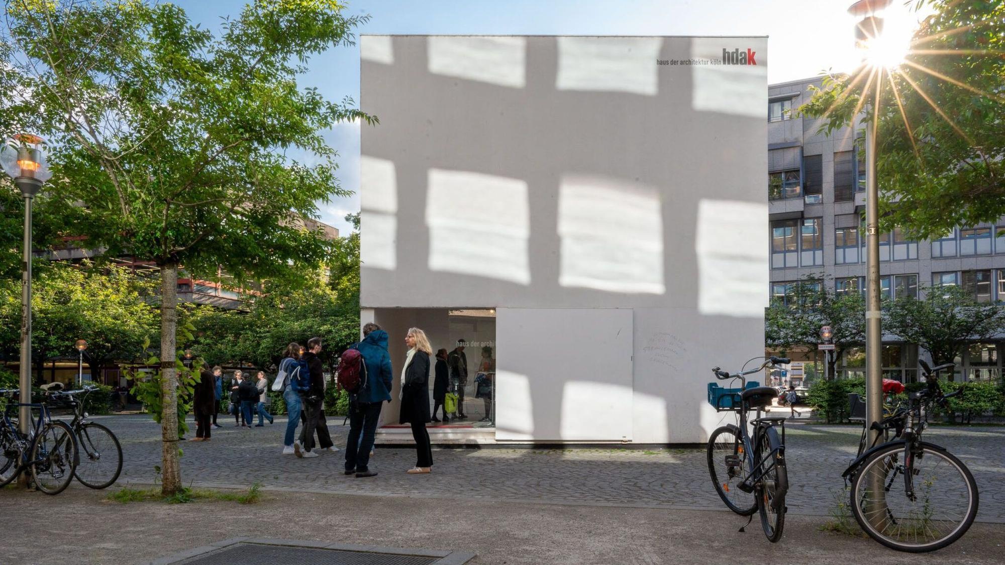 Das Bild zeigt den Kultur-Kubus auf dem Josef-Haubrich-Hof.