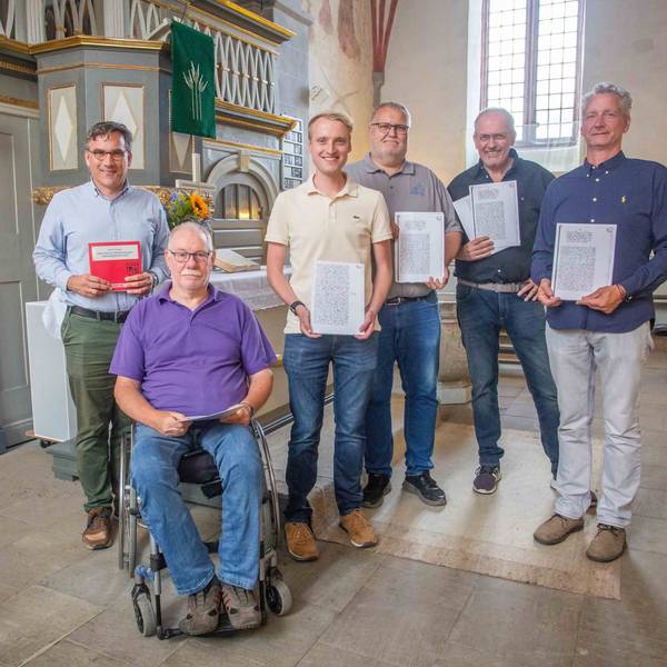 Mehere Männer in der Müllenbacher Kirche.