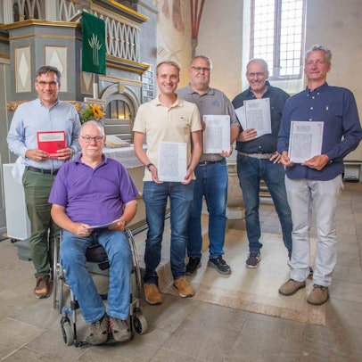 Mehere Männer in der Müllenbacher Kirche.