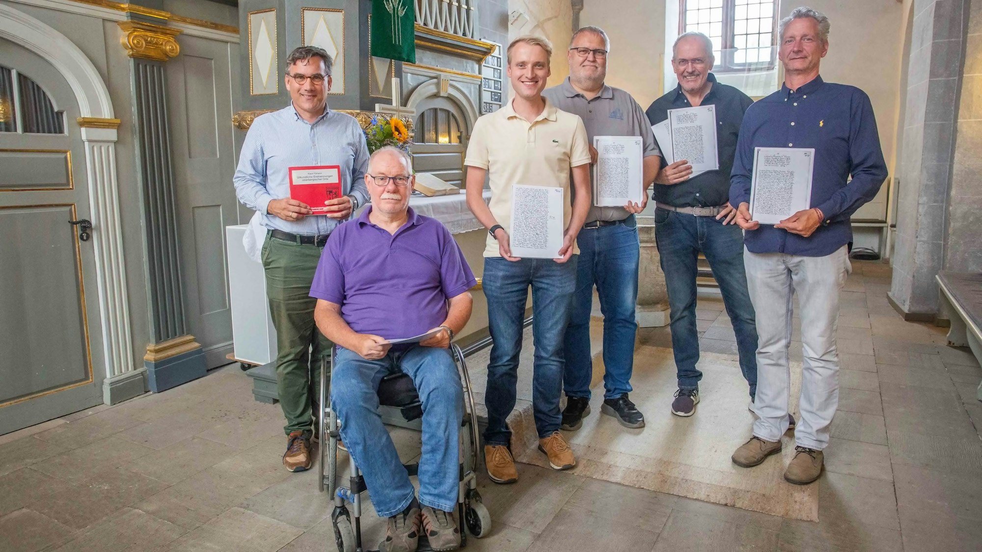 Mehere Männer in der Müllenbacher Kirche.