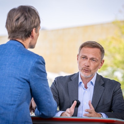 HANDOUT - 04.08.2024, Berlin: Christian Lindner (r), Bundesvorsitzender der FDP, spricht beim ZDF-Sommerinterview in «Berlin direkt» an der Neuen Nationalgalerie mit Moderator Wulf Schmiese, Stellvertretender Leiter des ZDF-Hauptstadtstudios. Foto: Claudius Pflug/ZDF/dpa - ACHTUNG: Nur zur redaktionellen Verwendung im Zusammenhang mit der aktuellen Berichterstattung und nur mit vollständiger Nennung des vorstehenden Credits +++ dpa-Bildfunk +++