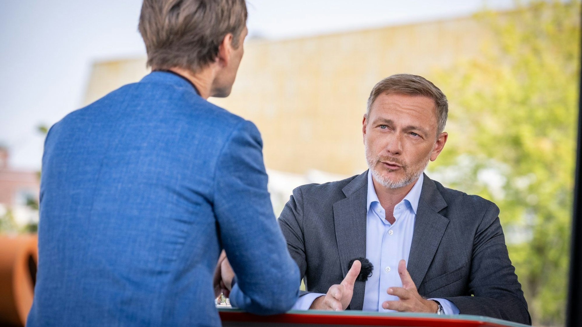 HANDOUT - 04.08.2024, Berlin: Christian Lindner (r), Bundesvorsitzender der FDP, spricht beim ZDF-Sommerinterview in «Berlin direkt» an der Neuen Nationalgalerie mit Moderator Wulf Schmiese, Stellvertretender Leiter des ZDF-Hauptstadtstudios. Foto: Claudius Pflug/ZDF/dpa - ACHTUNG: Nur zur redaktionellen Verwendung im Zusammenhang mit der aktuellen Berichterstattung und nur mit vollständiger Nennung des vorstehenden Credits +++ dpa-Bildfunk +++