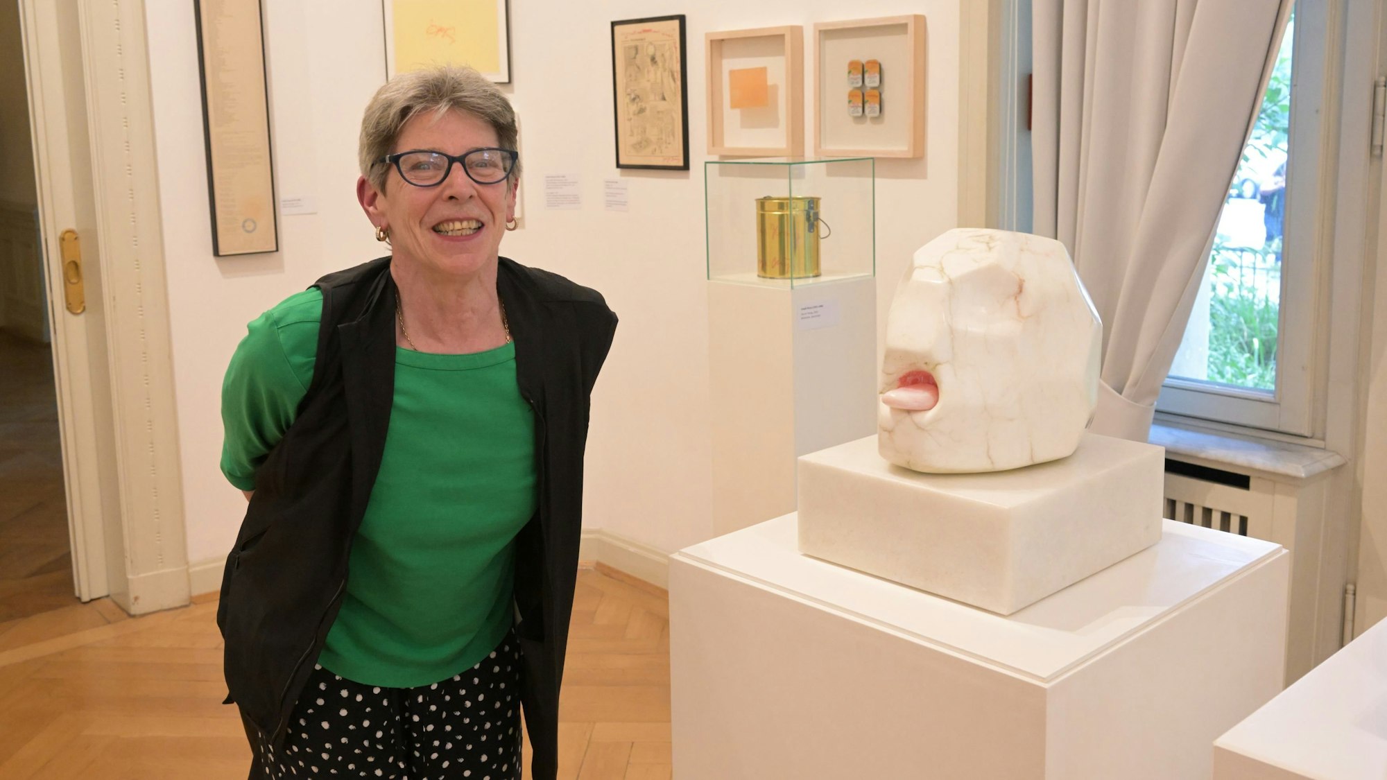Claudia Stauf steht neben einer Skulptur.