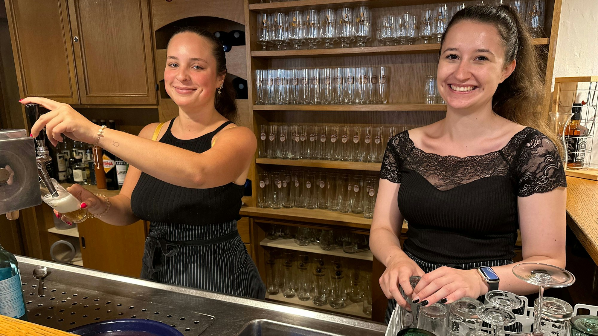 Der Gasthof Röttgern in Seelscheid schließt zum Jahresende 2024, die Studentinnen Margarita Becker und Sophie Schimmelpfennig wollten eigentlich im September aufhören, machen jetzt aber bis zur großen Silvesterabschiedsfete am 31.12.2024 weiter.