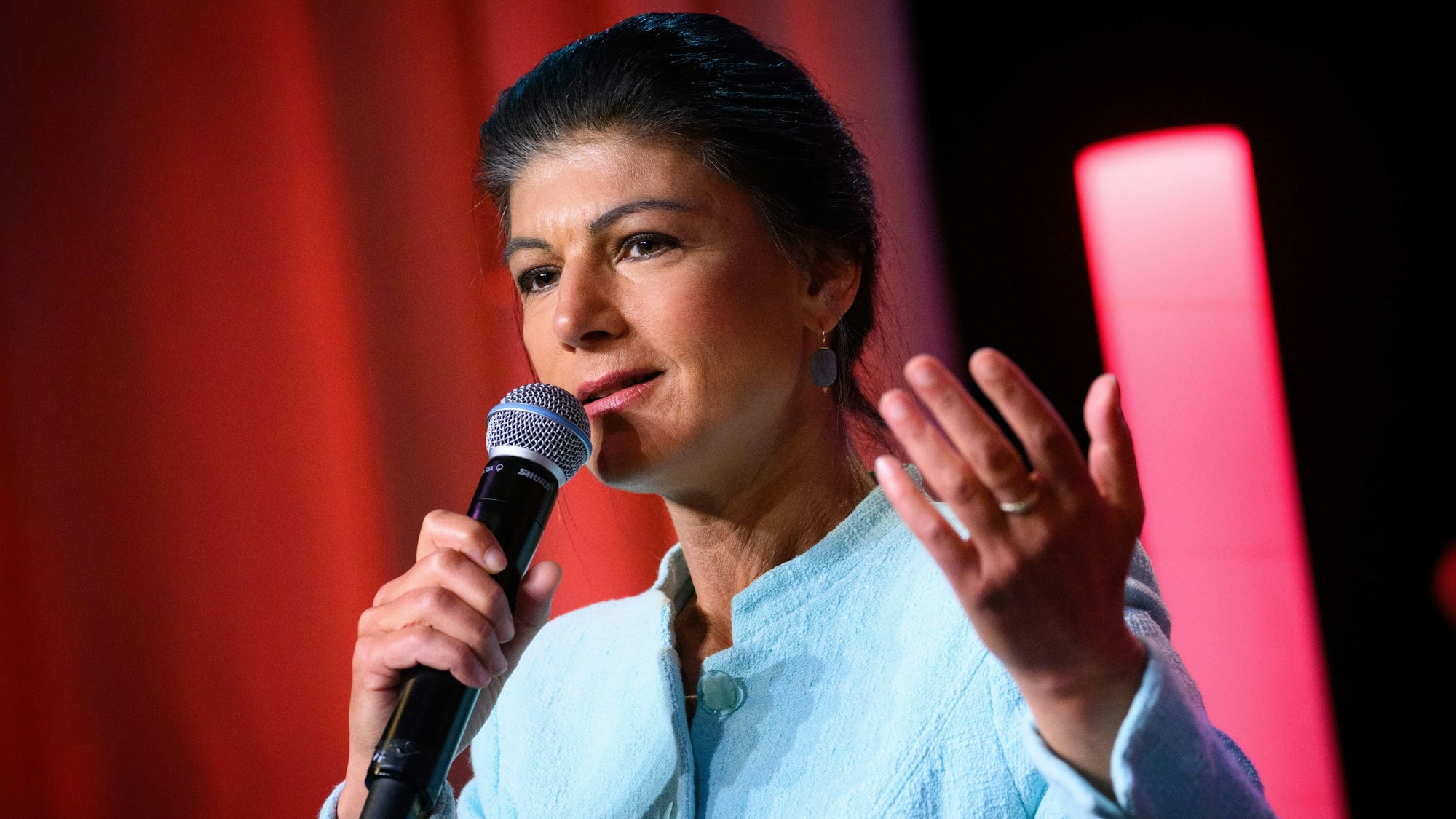 Sahra Wagenknecht, Parteivorsitzende des Bündnis Sahra Wagenknecht (BSW), reagiert nach den ersten Europawahl-Prognosen auf der Wahlparty des BSW.