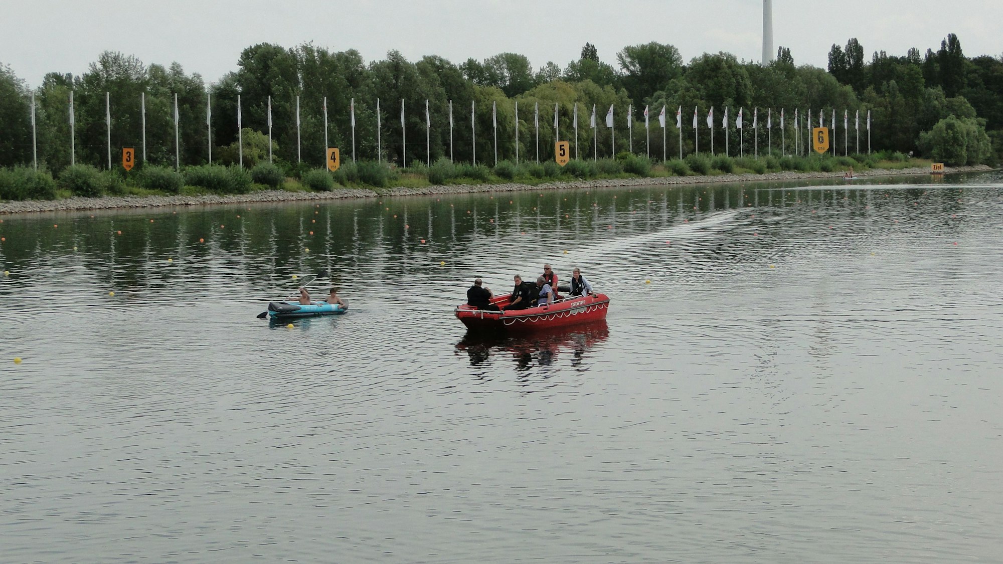 Freizeitsportler und Erholungssuchende ist die Nutzung der Regattabahn untersagt.