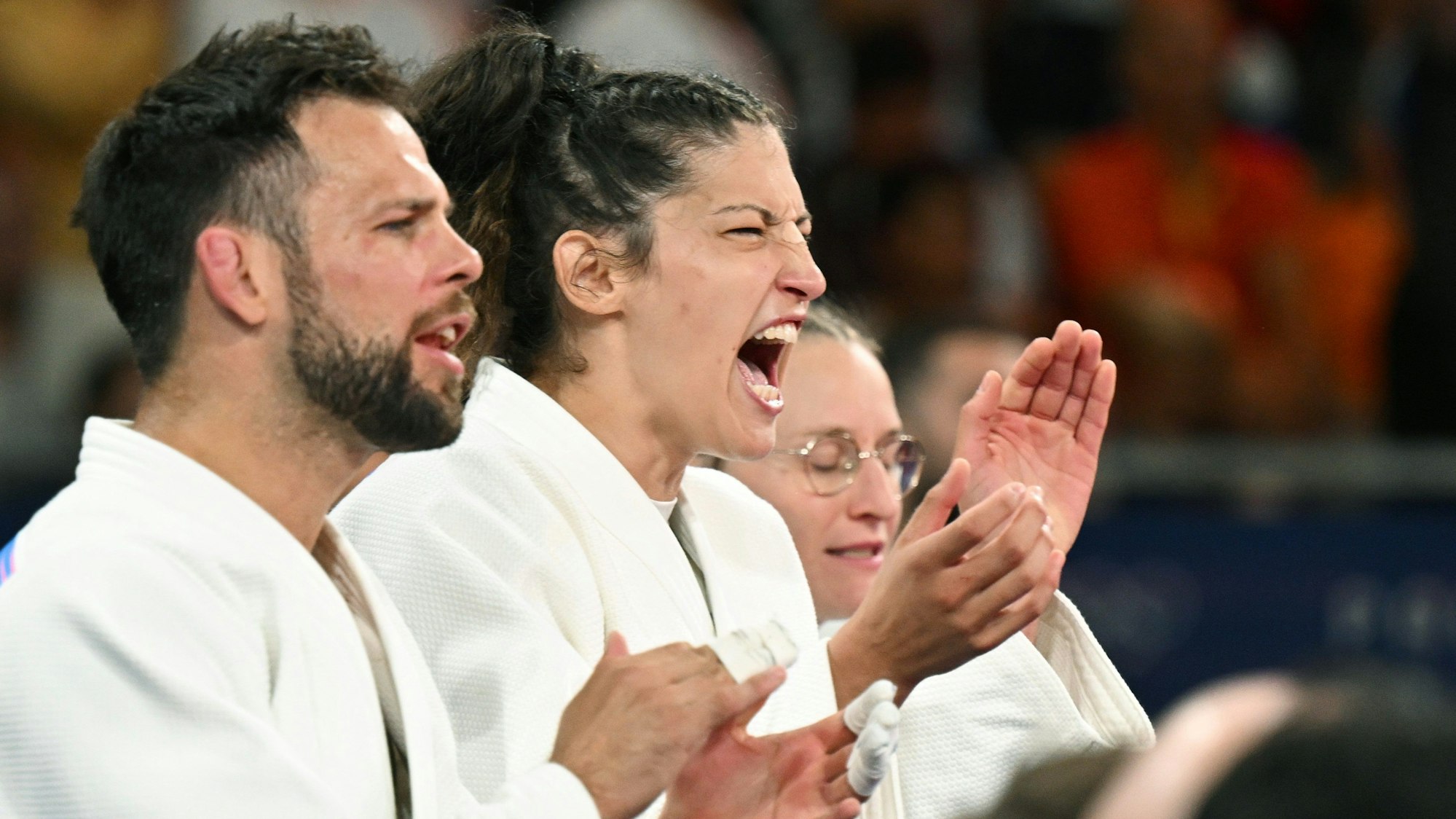 Miriam Butkereit feuert ihr Team am Mattenrand an.