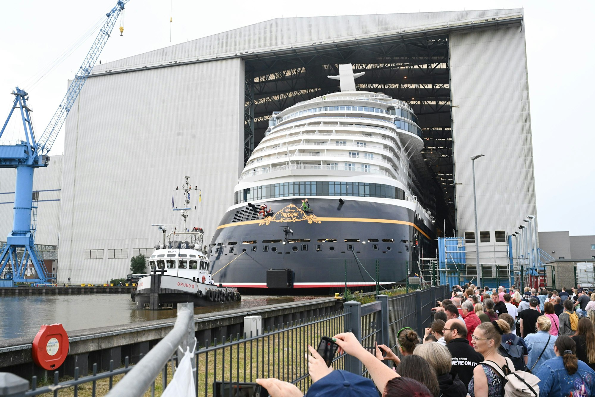Zahlreiche Schaulustige verfolgen das Ausdockmanöver des Kreuzfahrtschiffes „Disney Treasure“.