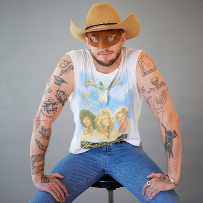 Der Country-Musiker Orville Peck posiert am Mittwoch, 26. Juni 2024, in New York für Porträts, um sein drittes Album „Stampede“ zu bewerben.