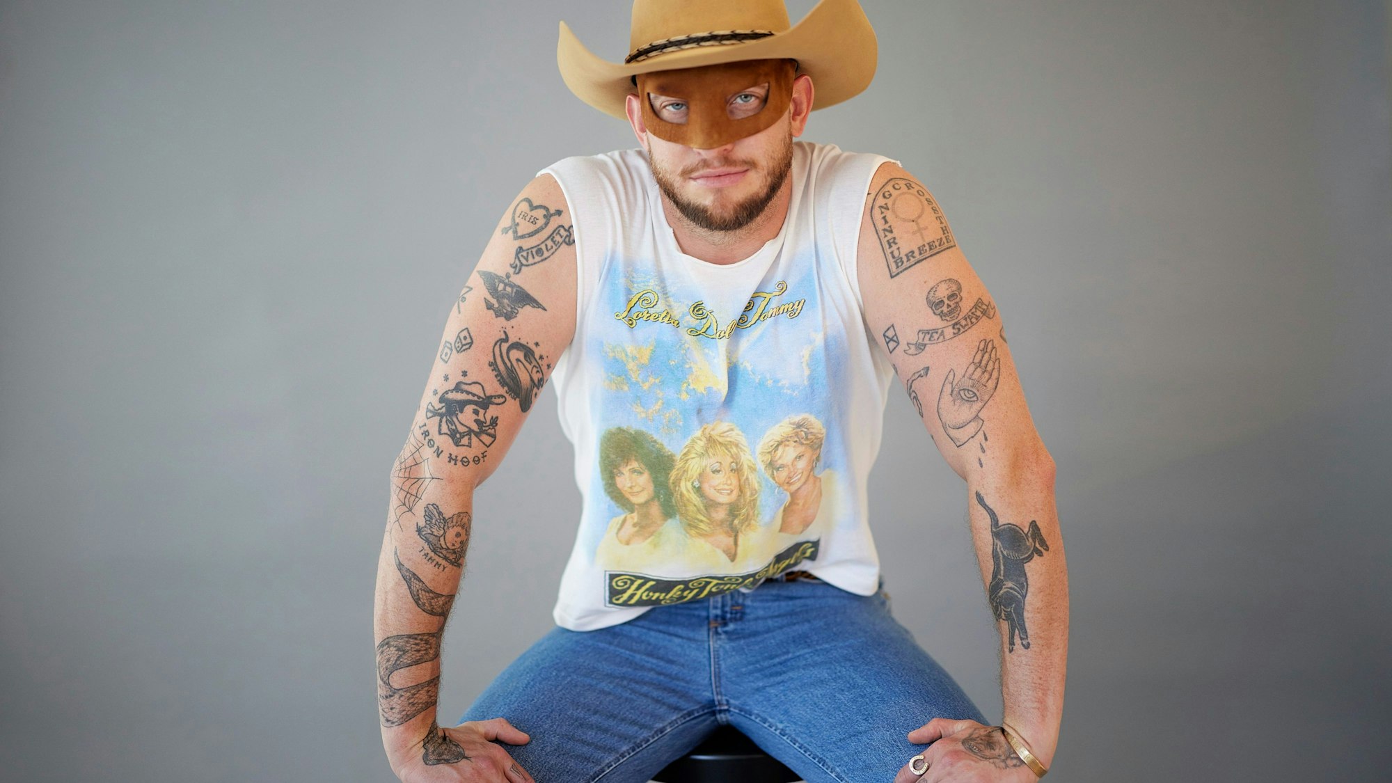 Der Country-Musiker Orville Peck posiert am Mittwoch, 26. Juni 2024, in New York für Porträts, um sein drittes Album „Stampede“ zu bewerben.