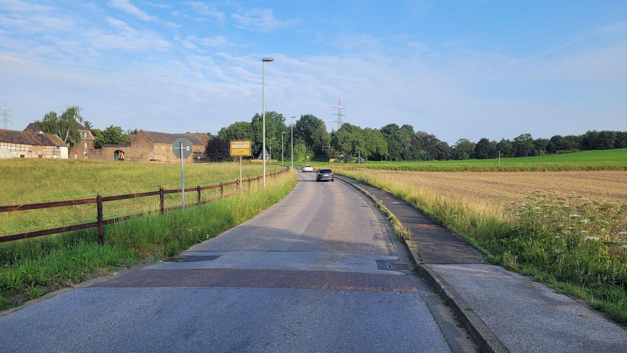 Die Millendorfer Straße in Bedburg.