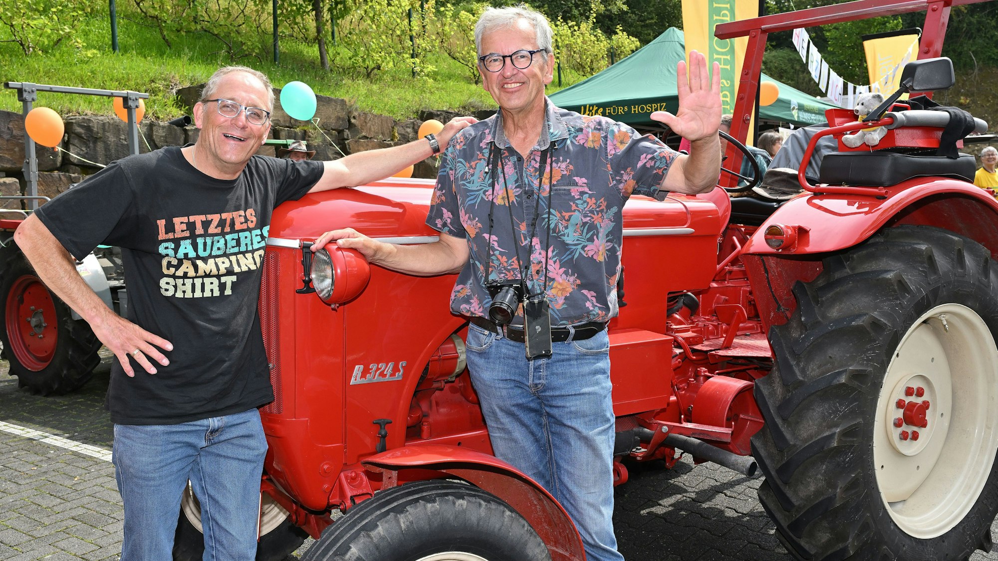 Uwe Jeworowski und Reimund Hartinger vor den Traktoren, mit denen sie nach Polen gefahren sind.