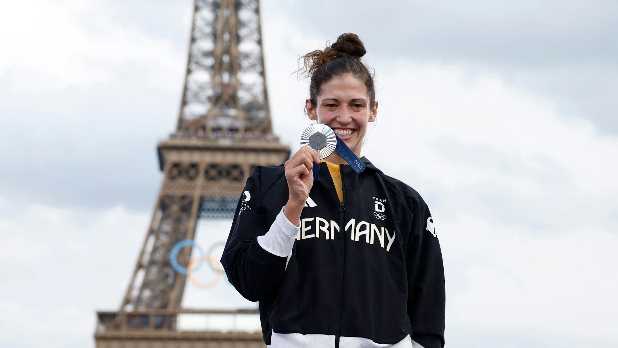 Mit dem Eiffelturm im Hintergrund hält Miriam Butkereit ihre Silbermedaille in die Höhe.