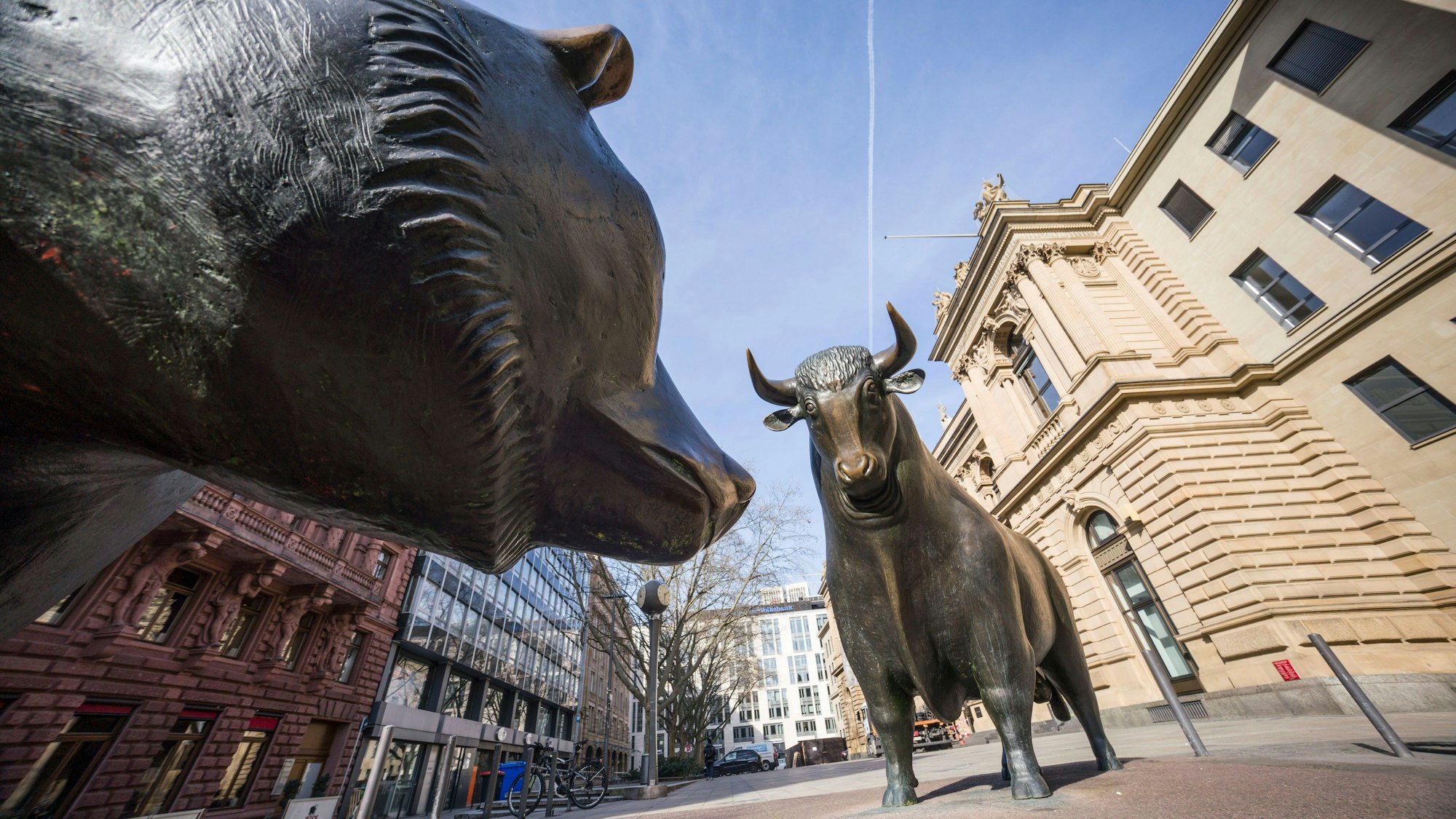 Die Bronzeplastiken von Bulle und Bär stehen vor dem Gebäude der Frankfurter Wertpapierbörse.