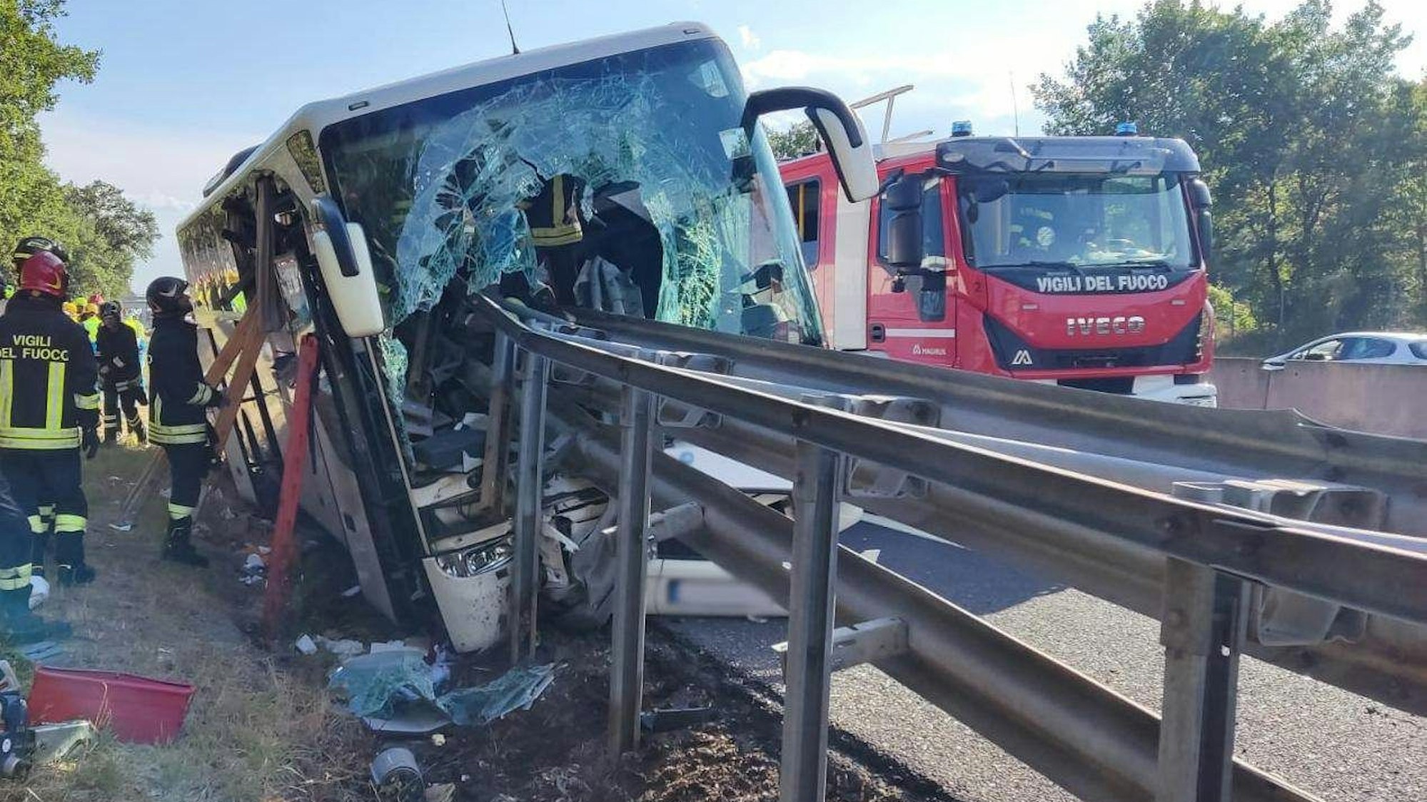 Ein von einer Leitplanke durchbohrter Reisebus steht auf dem Seitenstreifen einer Autobahn.
