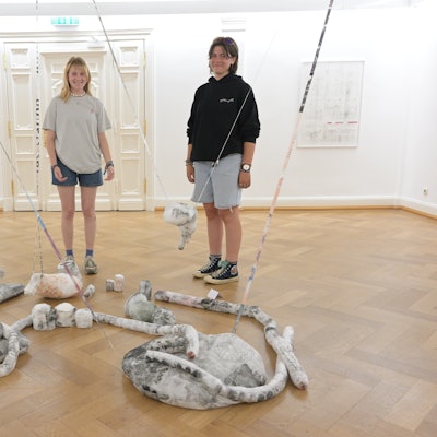 Helene Weseler (links) und Helene Irma (rechts) stehen hinter einer Installation.