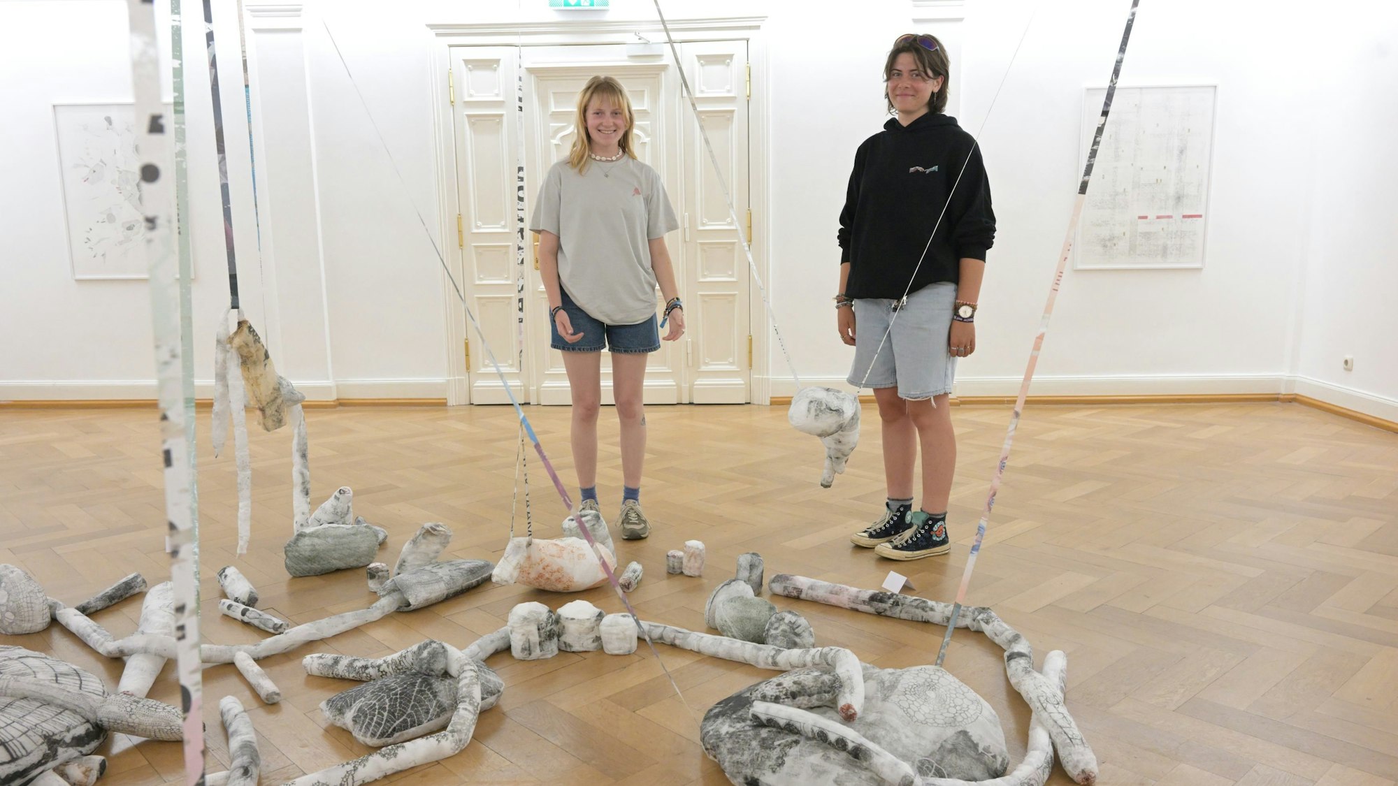 Helene Weseler (links) und Helene Irma (rechts) stehen hinter einer Installation.