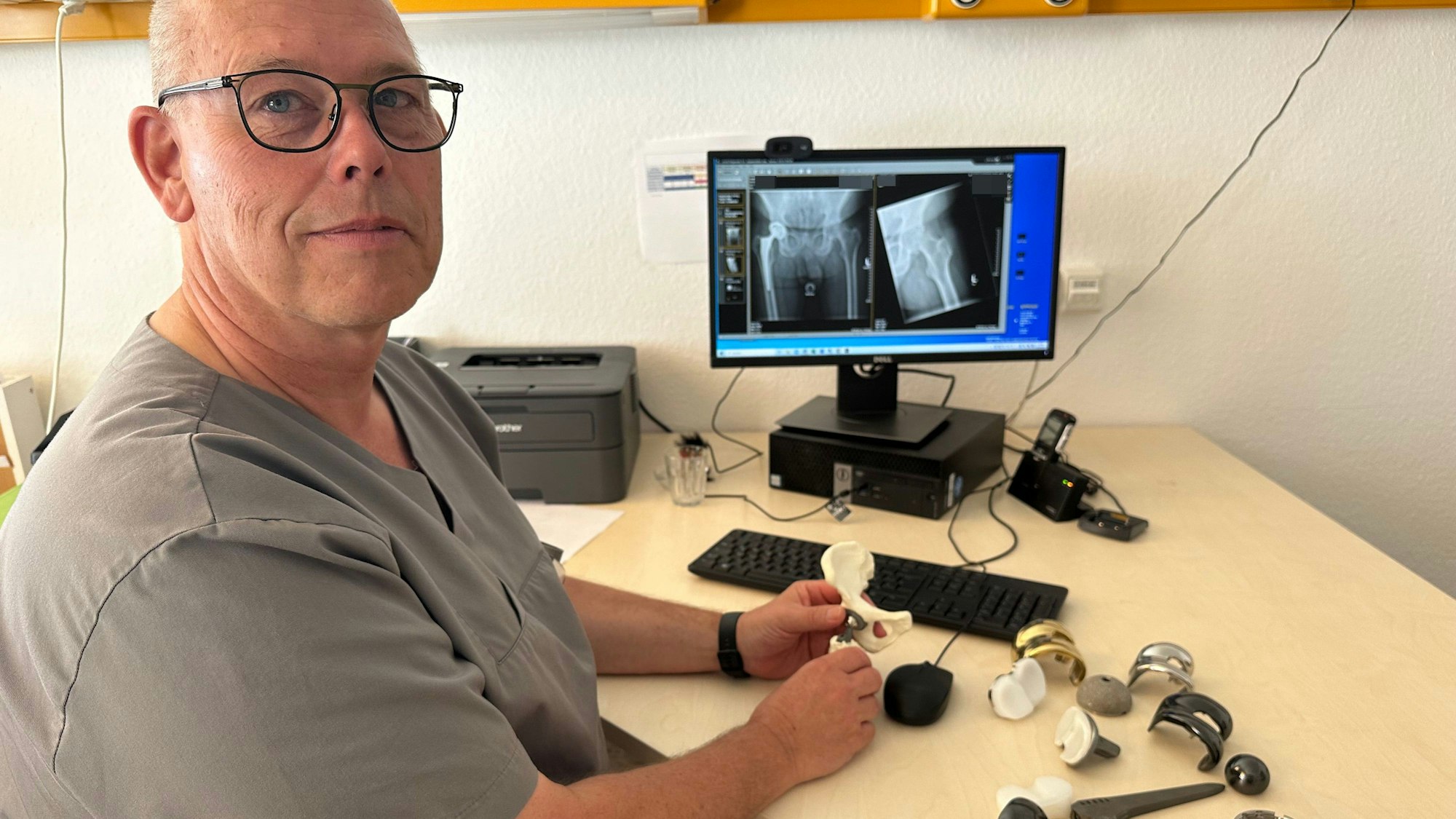 Chefarzt Dr. Uwe Schulz erklärt die Funktion der unterschiedlichen Prothesen.