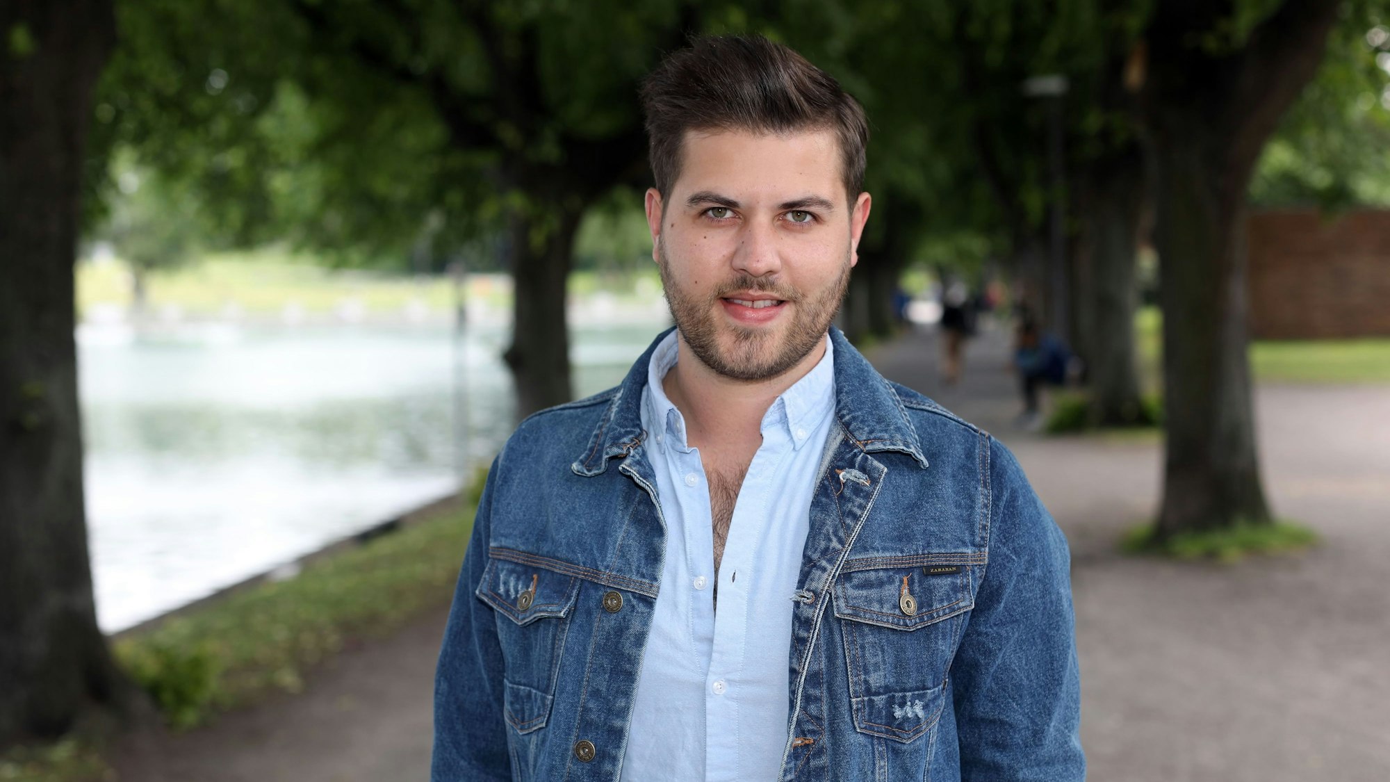 Radio Köln Moderator Daniel Wallroth steht am Aachener Weiher.