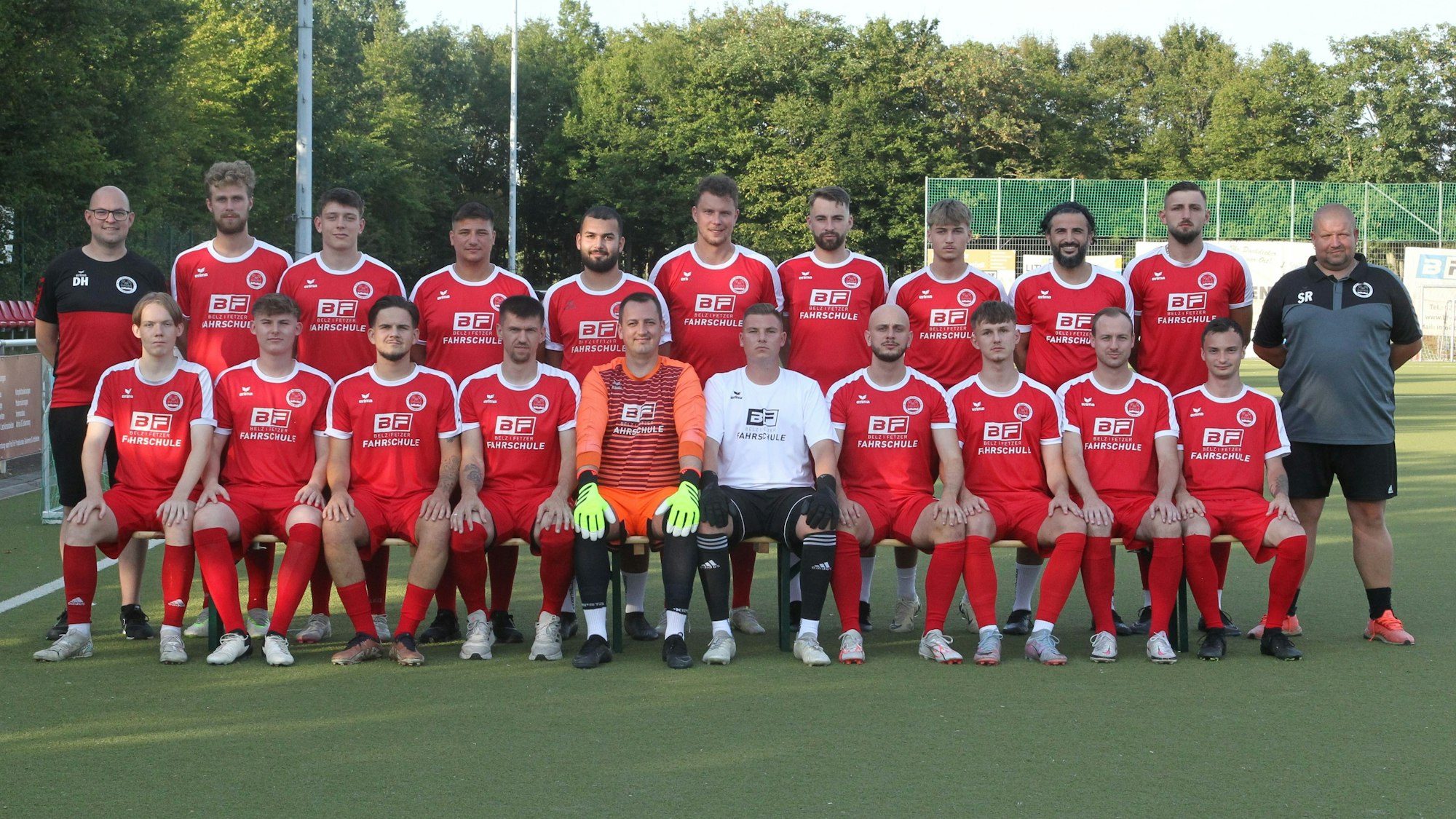 Betreuer Dennis Hägger (hinten, von links), Max Kötter, Lennard Michel, Yusef Meli, Berkay Dogu, David Podlas, Jonas Gerhold, Dennis Paul, Cihan Özcal, Elion Stoijkaj, Trainer Sven Rasch, Constantin Petrautzki (vorne, von links), Severin Hilger, Luis Psillakis, Tobias Künstler, Razvan Popa, Max Hilger, André Goldman, Luis Müssner, Jan Deventer und Max Unruh vom 1. FC Niederkassel II.