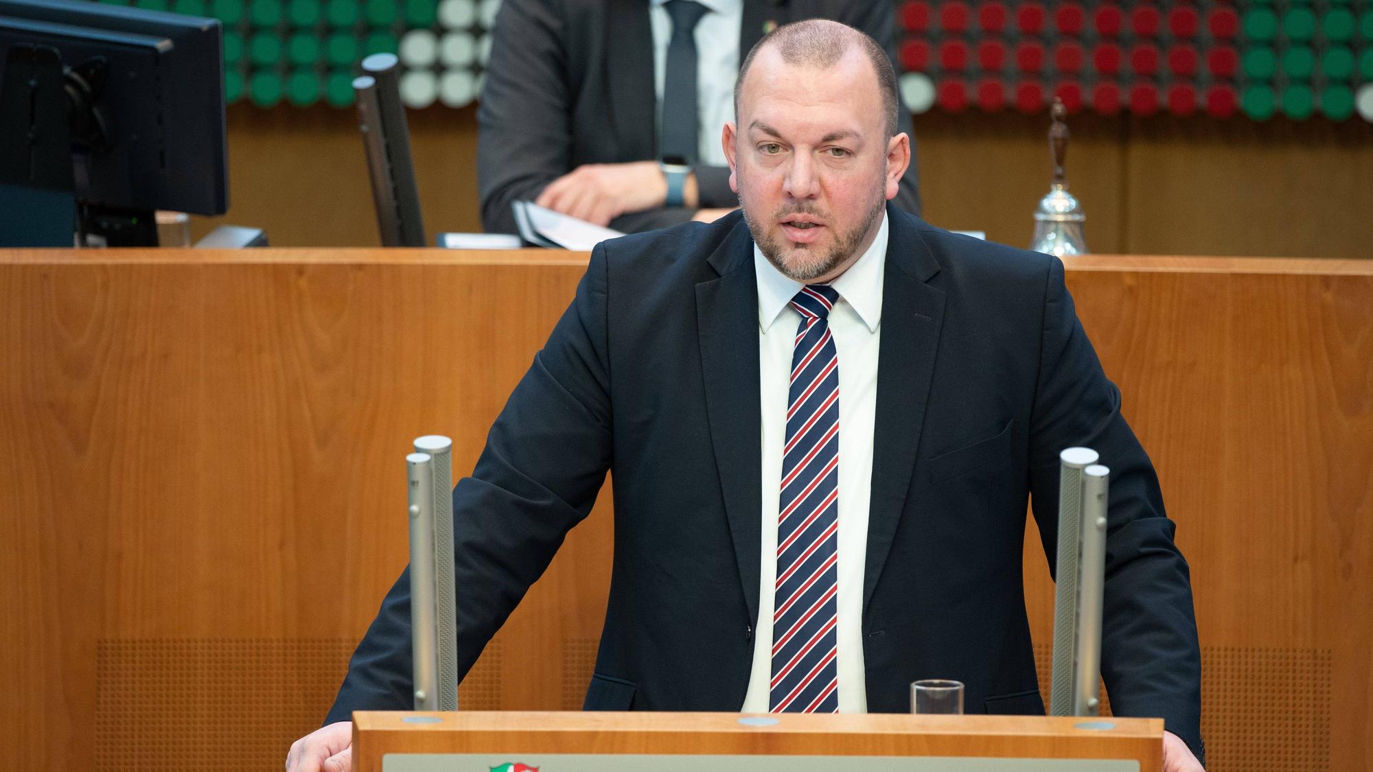 Klaus Esser spricht im Düsseldorfer Landtag