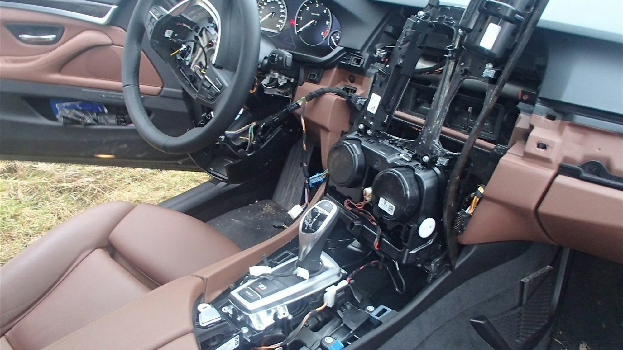 Foto eines Auto-Cockpits nach einem Einbruch. Das Navigationsgerät wurde gewaltsam entfernt. Derzeit häufen sich derlei Einbrüche in Leverkusen und Köln. Die Täter sind nach Polizeiangaben zumeist kriminelle Banden aus Osteuropa, die vornehmlich Luxuskarossen aufbrechen, um die fest eingebauten, hochwertigen Navis hinterher im Internet oder in Osteuropa zu verkaufen. Foto: Polizei