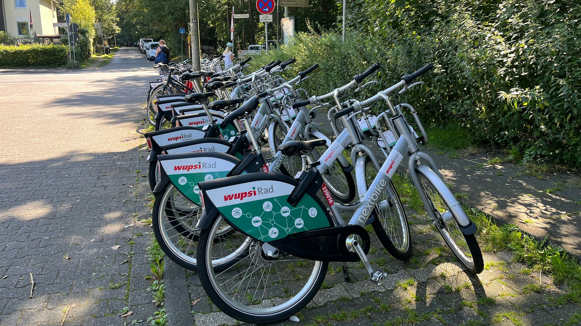Wupsi-Leihräder stehen gegenüber der Endhaltestelle der Linie 4 in Schlebusch.