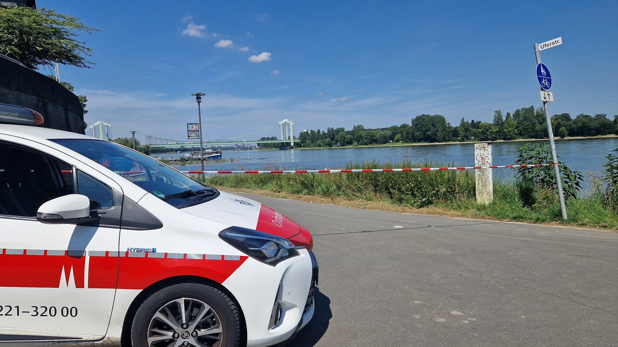 Auch die Straße direkt am Rhein in Rodenkirchen wurde gesperrt.