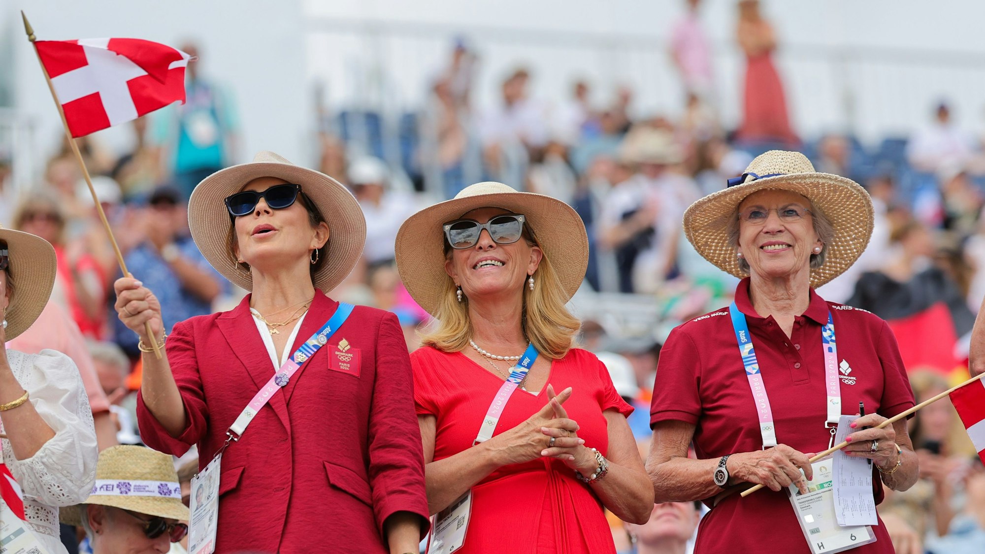 Königin Mary von Dänemark (l) und Prinzessin Benedikte (r) beim Dressurreiten.