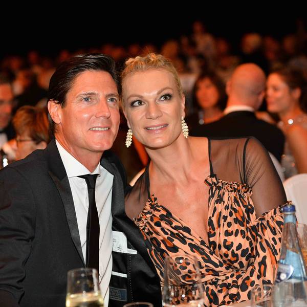 Maria Höfl-Riesch und ihr Ehemann Marcus Höfl lachen auf die Kamera.