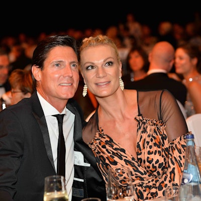 Maria Höfl-Riesch und ihr Ehemann Marcus Höfl lachen auf die Kamera.